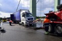 Schwerer LKW VU PKlemm A 4 Rich Olpe auf der Rodenkirchener Bruecke P357